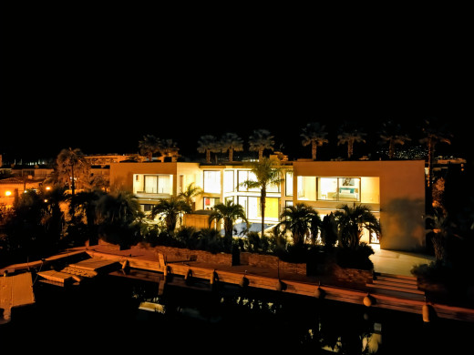 Exceptional villa with a 28 m mooring for sailboats / catamarans