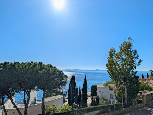 Apartment with sea views, large terrace, parking, and storage room – Canyelles Beach