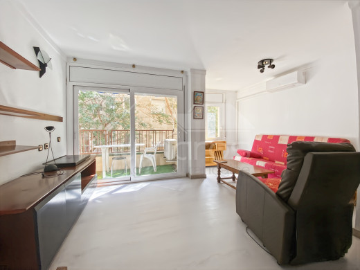 Apartment with a terrace in the centre of Roses, close to the beach