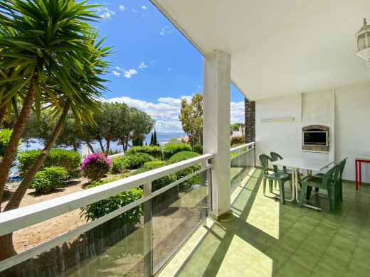 Appartement vue mer à 100m de la plage de Canyelles, parking + cave