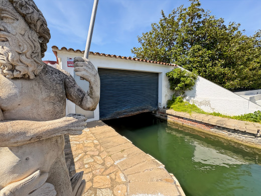 Villa with private mooring and boat garage in Empuriabrava