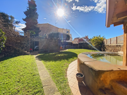Maison avec grand jardin et loft indépendant au coeur du village