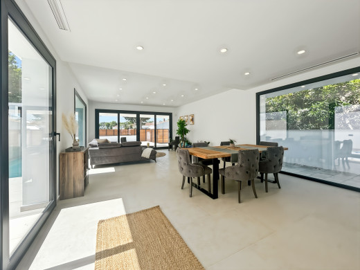 Casa con piscina y garaje en Empuriabrava