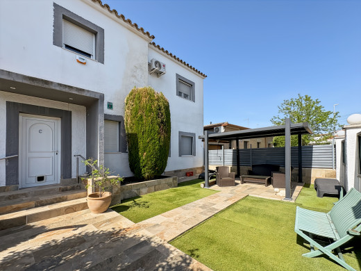 House with a tourist licence, 3 flats and a swimming pool