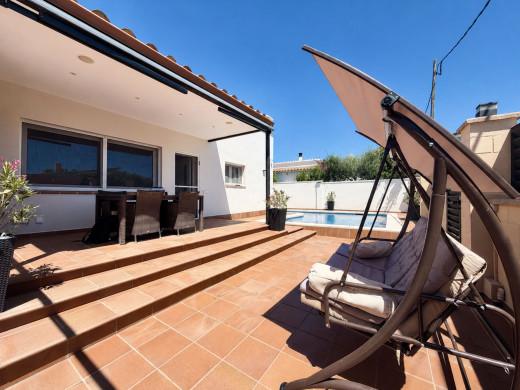 Einstöckiges Haus mit großer Garage und Swimmingpool in Roses