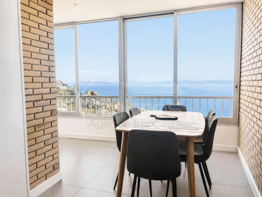 Apartamento reformado, vistas excepcionales a la Bahía de Roses, parking
