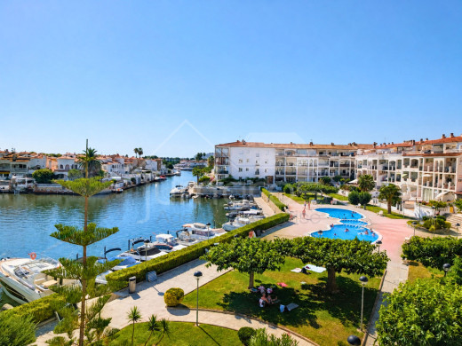 Appartement avec licence touristique, terrasse et piscine à Empuriabrava