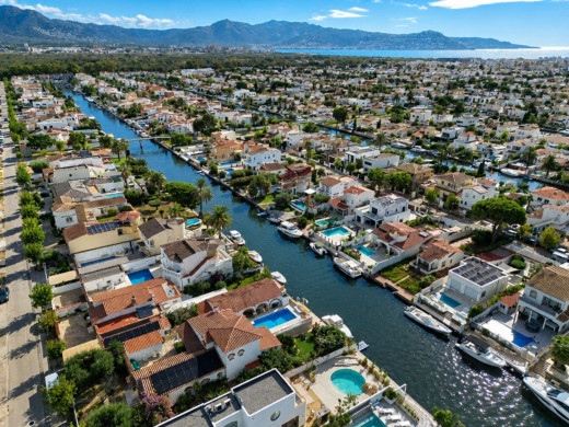 Obra nueva con amarre en Empuriabrava