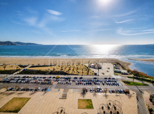 Estudio reformado con terraza y vistas al mar en Empuriabrava