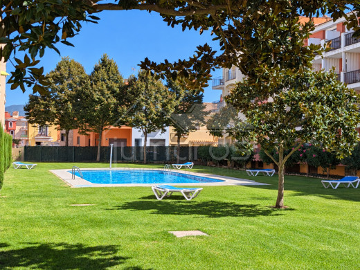 Appartement 2 chambres à rénover, piscine et parking à 100 m de la plage – Empuriabrava