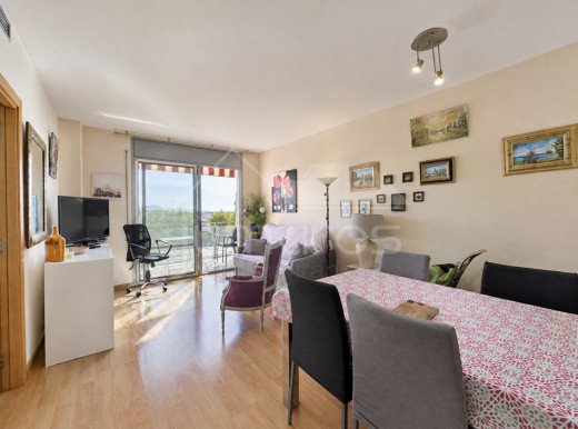 Piso de dos habitaciones, piscina comunitaria y aparcamiento privado