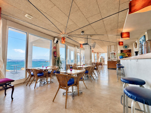 Restaurant en première ligne de mer à L’Escala avec grande terrasse