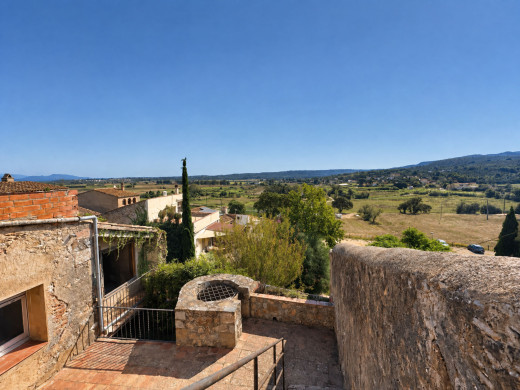 Village house to renovate opposite Bellcaire d’Empordà Castle