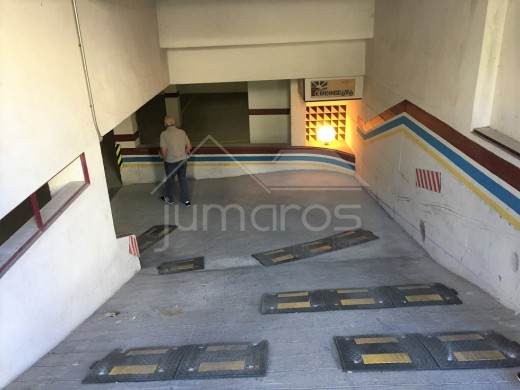 Place de parking en sous-terrain avec débarras, dans le centre de Roses et à 150m de la plage