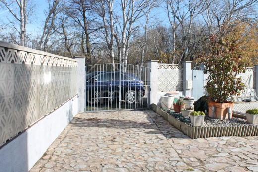 Villa canal con 4 dormitorios, piscina y amarre privado.