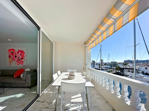Apartment with mooring and tourist license, renovated in Empuriabrava