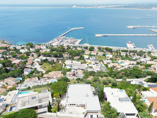 Villa with 180º sea views for sale in Roses, to renovate