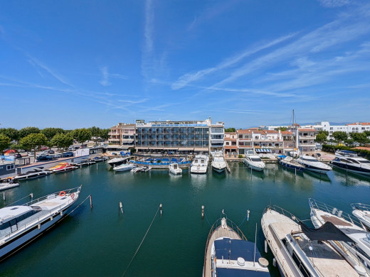 3 apartment building with garage and 20 m mooring in Empuriabrava