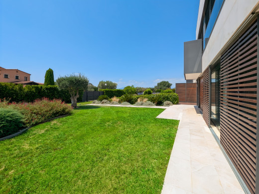 Villa with golf views in Peralada, swimming pool and lift