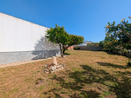 Maison avec 2 garages, grand terrain et sous-sol à La Garriga, Roses