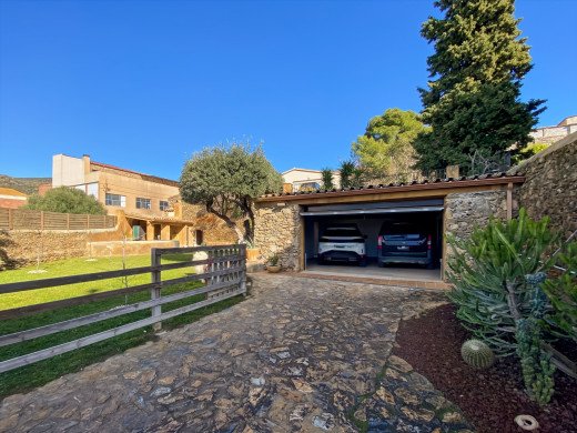 Maison avec grand jardin et loft indépendant au coeur du village