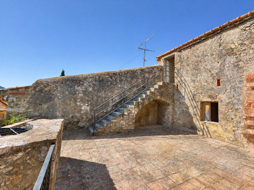 Village house to renovate opposite Bellcaire d’Empordà Castle