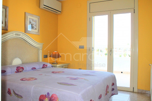 Villa canal con 4 dormitorios, piscina y amarre privado.