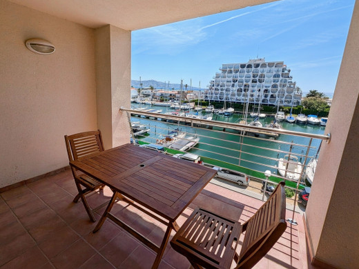 3 apartment building with garage and 20 m mooring in Empuriabrava