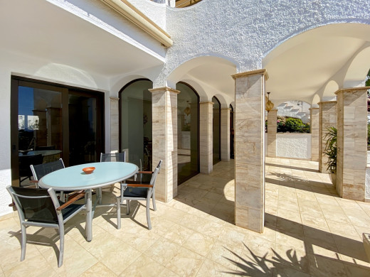 Villa de lujo con vistas panorámicas al mar y licencia turística en Roses