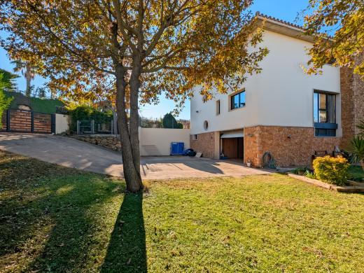 Maison de luxe à l'Escala avec grand jardin, piscine et garage