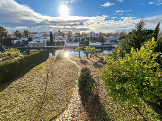 House with private mooring in Empuriabrava