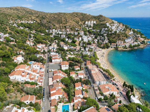 Piso con vistas al mar en la última planta, con terraza y garaje, en Canyelles