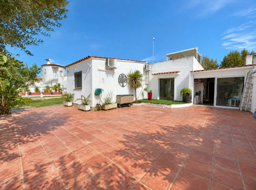 Ebenerdiges Haus mit Pool und Garten in Empuriabrava