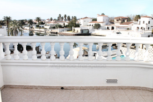 Villa canal con 4 dormitorios, piscina y amarre privado.
