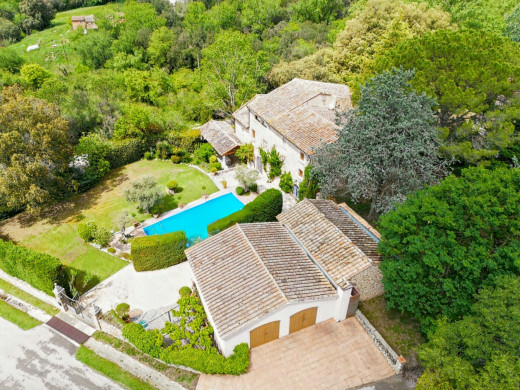 Farmhouse with outbuilding and 5000m2 of land in Catalonia
