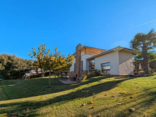 Maison de luxe à l'Escala avec grand jardin, piscine et garage