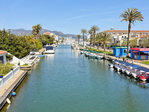 Villa with private mooring and boat garage in Empuriabrava