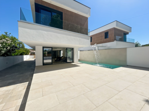 Casa con piscina y garaje en Empuriabrava