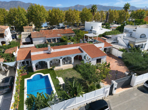 Ebenerdiges Haus mit Pool und Garten in Empuriabrava