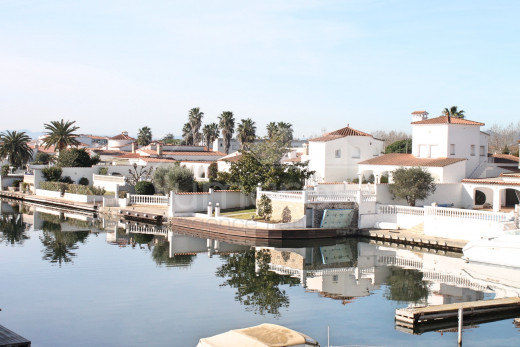 Villa canal con 4 dormitorios, piscina y amarre privado.