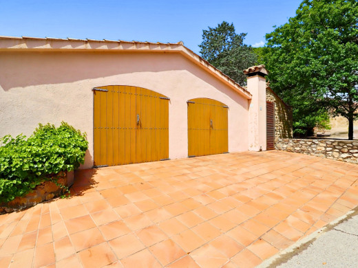 Farmhouse with outbuilding and 5000m2 of land in Catalonia