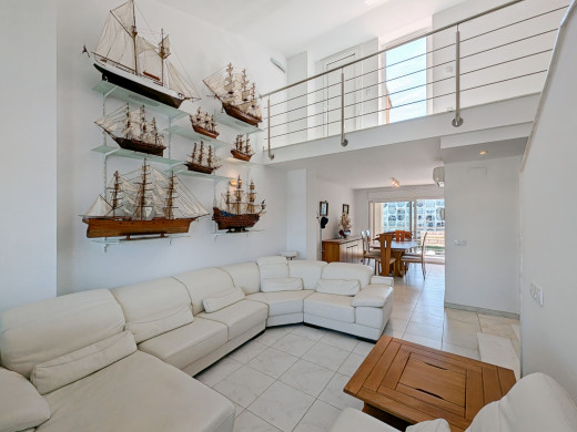3 apartment building with garage and 20 m mooring in Empuriabrava