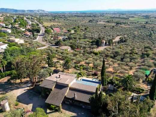 Propiedad con encanto en Pau: 9500 m², piscina, naturaleza y vistas