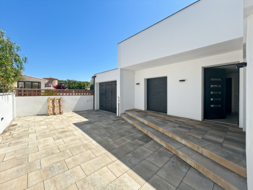 Casa con piscina y garaje en Empuriabrava