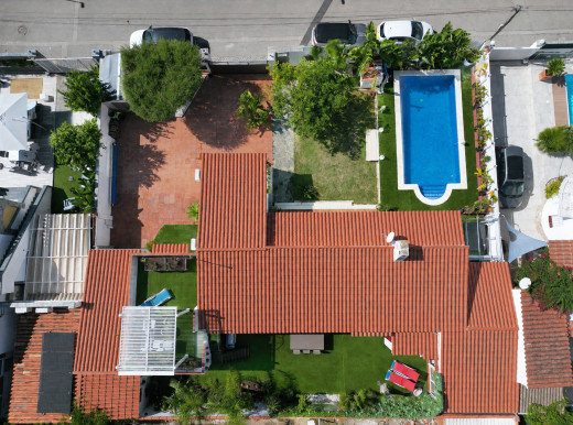 Ebenerdiges Haus mit Pool und Garten in Empuriabrava