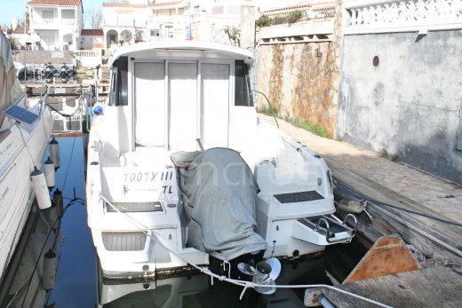 Villa canal con 4 dormitorios, piscina y amarre privado.