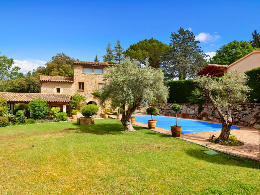 Farmhouse with outbuilding and 5000m2 of land in Catalonia