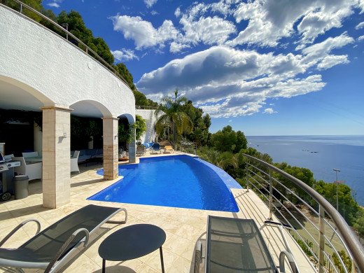Villa de lujo con vistas panorámicas al mar y licencia turística en Roses