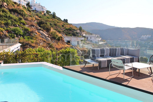 Villa de 4 habitaciones, piscina con vistas al mar y garaje