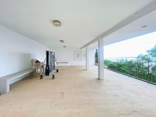 Maison vue mer avec plusieurs terrasses